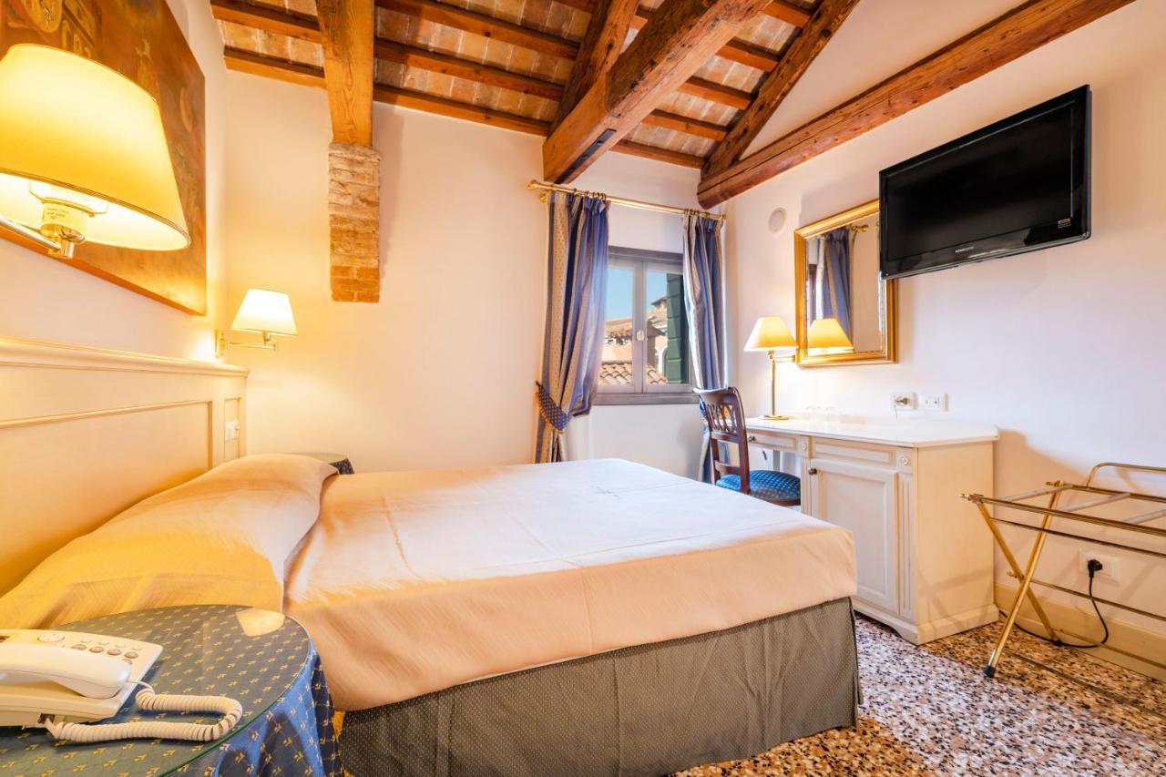 Small Double Room,1271308810:JPEG