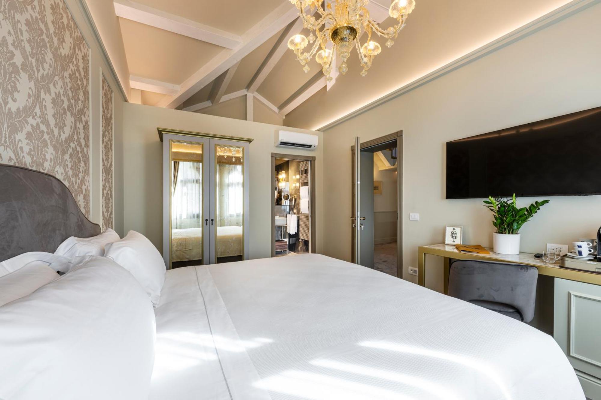 Deluxe Double Room Canal View