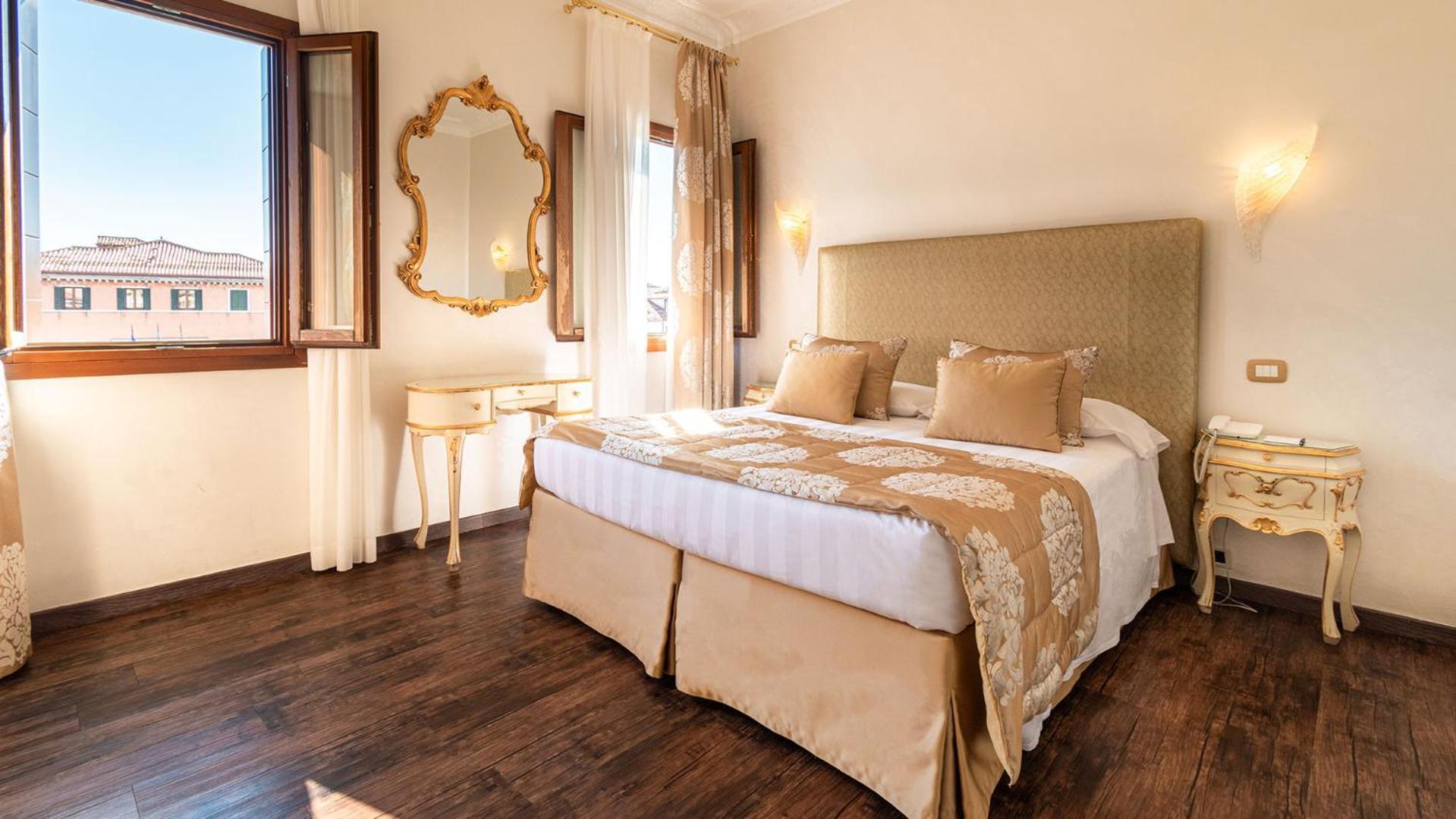 Classic Double or Twin Room Canal View