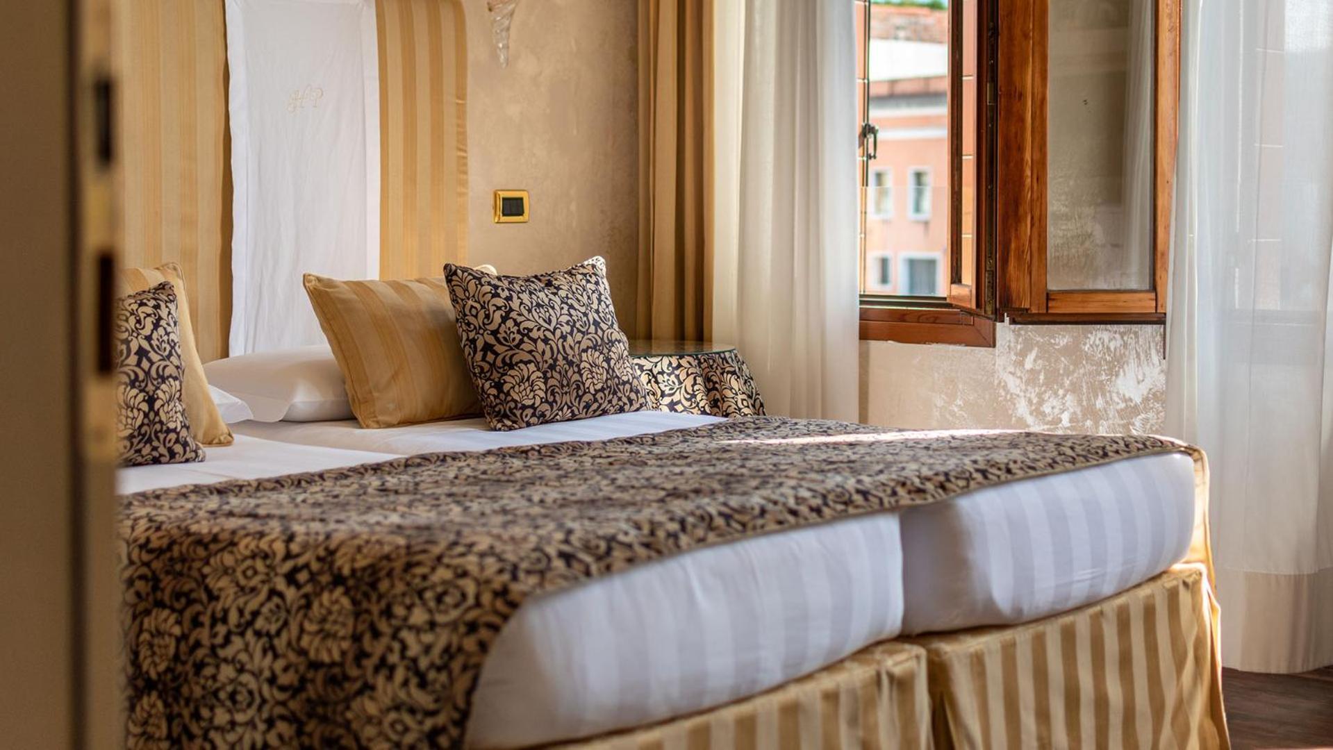 Classic Double or Twin Room Canal View