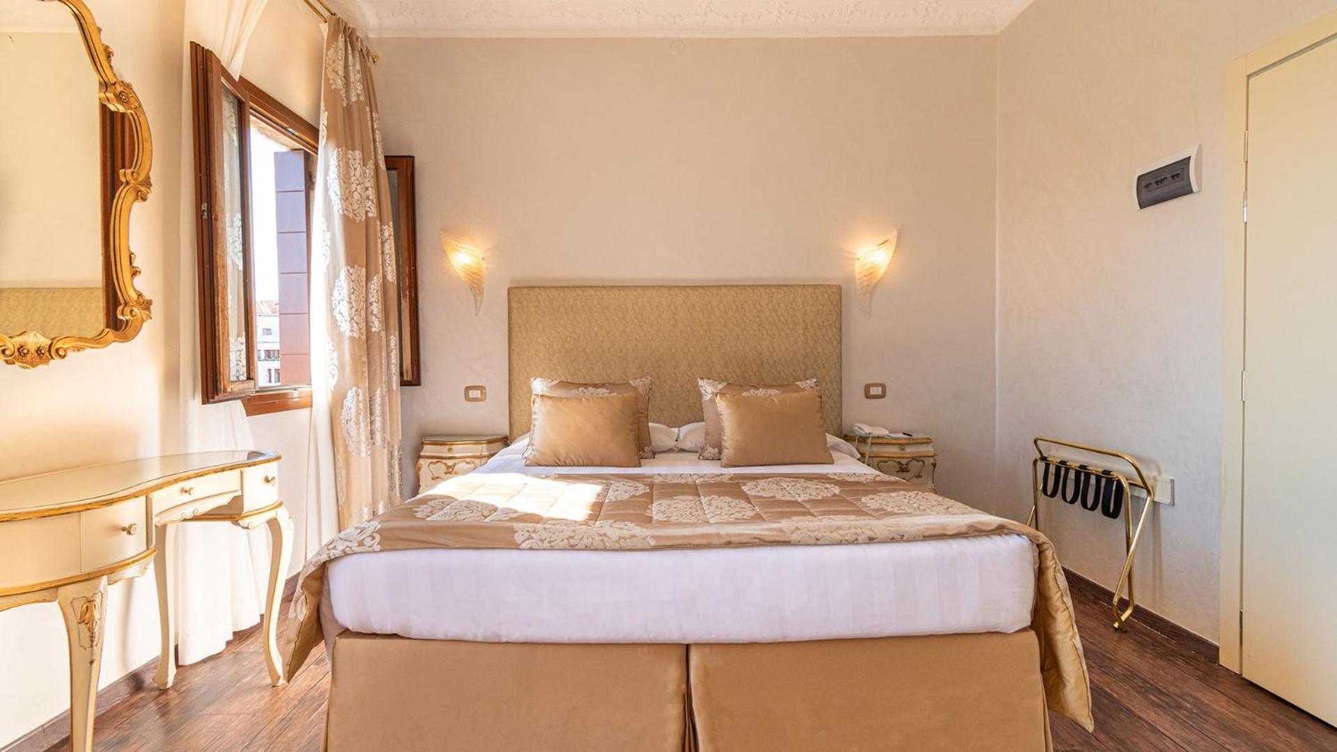 Classic Double or Twin Room Canal View