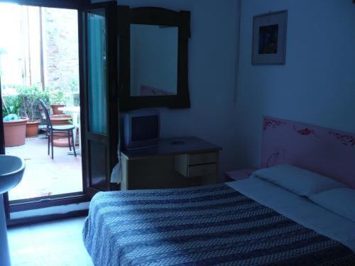 Double Room with Shared Bathroom - Annex
